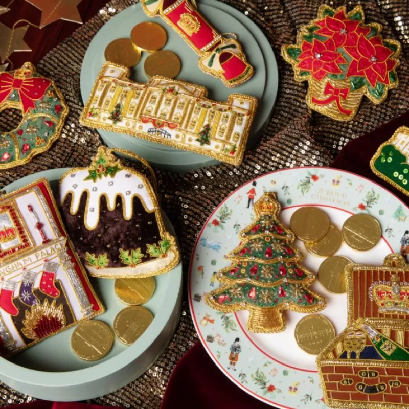 buckingham_palace_festive_facade_decoration_2.webp Buckingham Palace Festive Facade Decoration*Royal Collection Shop Flash Sale